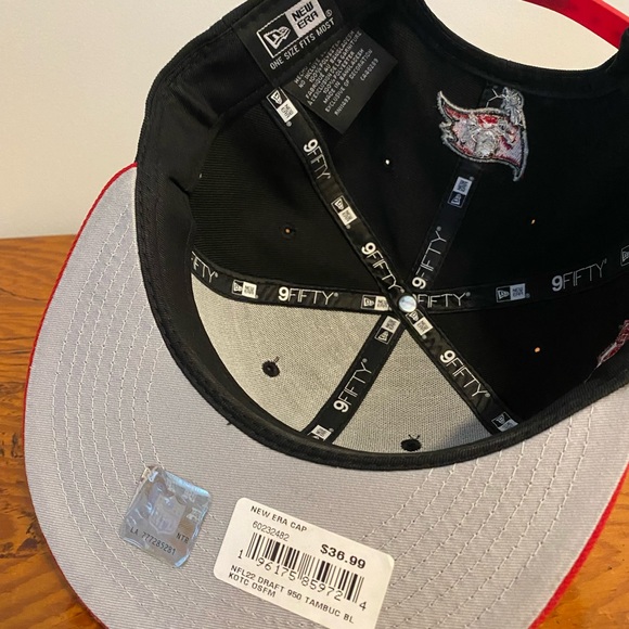 New Era 9Fifty NFL Tampa Bay Buccaneers 2022 Draft Black/Red Snapback - Picture 3 of 3
